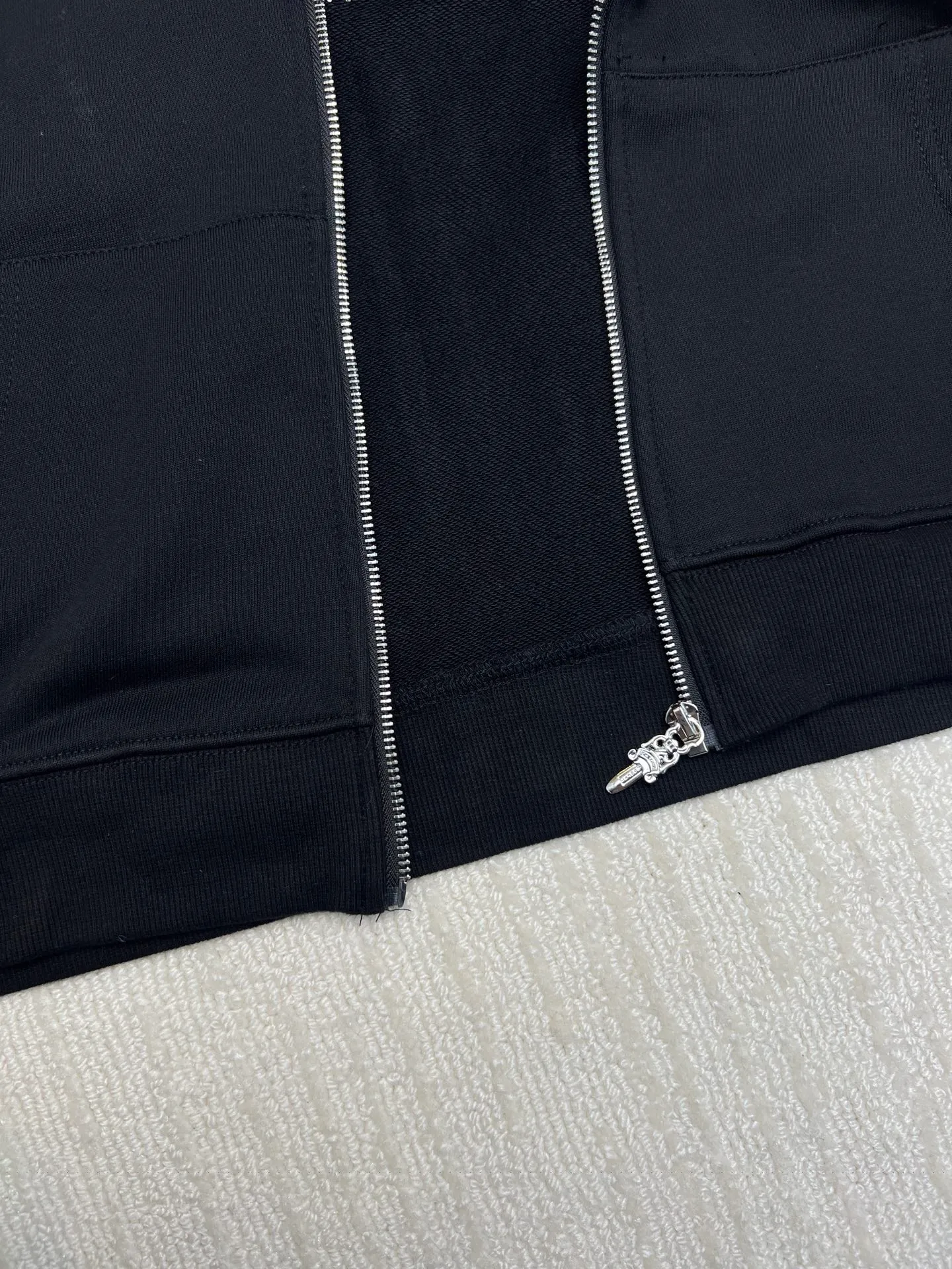P350 𝗖𝗵𝗿𝗼𝗺𝗲 𝗛𝗲𝗮𝗿𝘁𝘀Cro Heart Pure cotton terry zipper hooded jacket High weight cotton double yarn 380g large terry fabric, fixed and dyed matching ribs, customized full set of accessories, clear letters and perfect restoration without difference. High-end atmosphere, full of class, imported rubber paddle printing graphics and customized bead blasting technology, all wiring is a special machine chain double line.  Size: M L XL XXL
